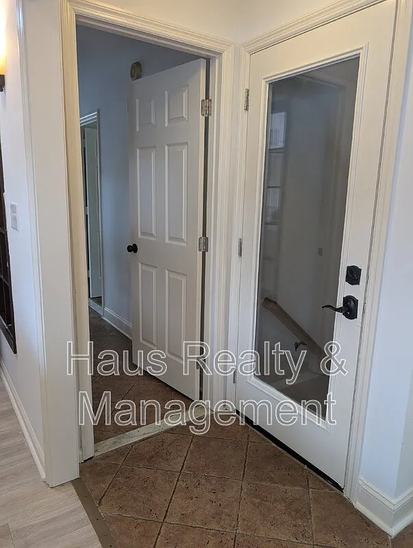 5 bed, 2.5 bath, 2486 sqft, $2,600 — Photo 3