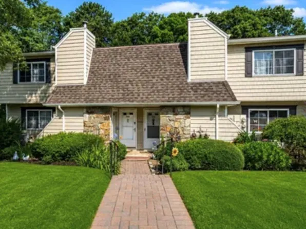 186 Lake Point Circle cir #186, Middle Island, NY 11953