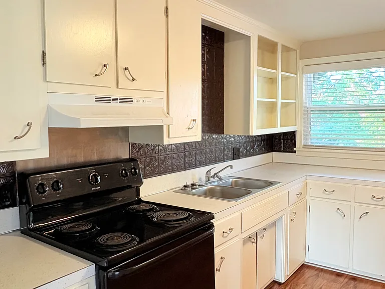 621 Cabell Dr — Photo 3