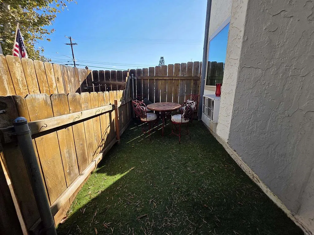 2 bed, 1.5 bath, 924 sqft, $2,700 — Photo 3