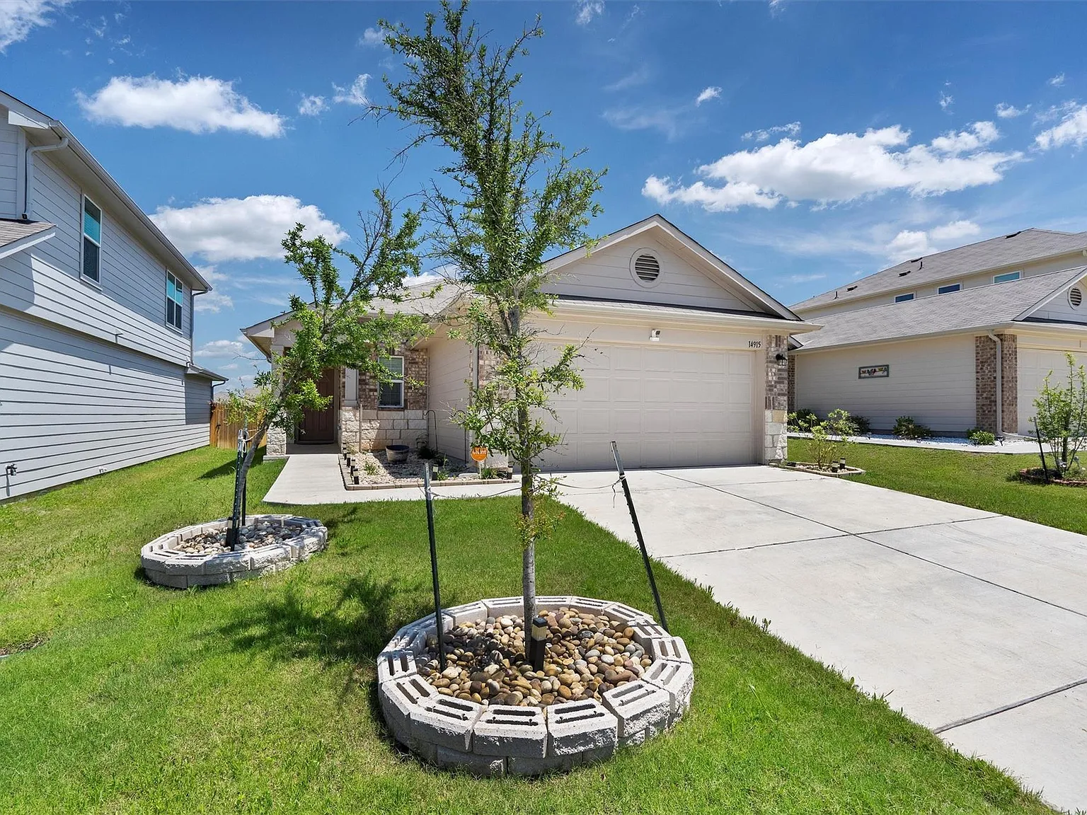 3 bed, 2.0 bath, 1521 sqft, $1,900 — Photo 2