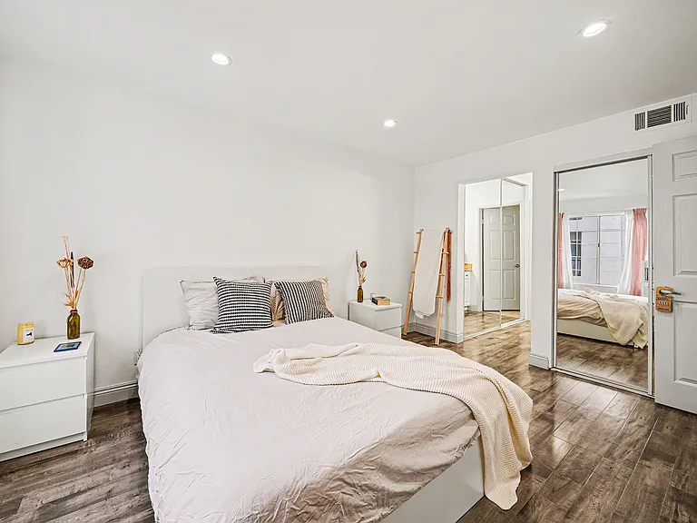 5530 Owensmouth Ave #210 — Photo 15