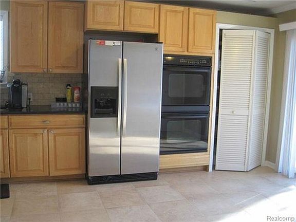 3rd image of 4893 Lakeview Ave