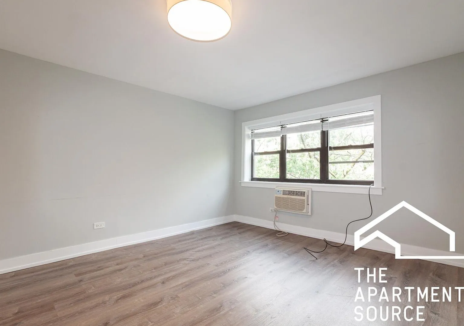 Modern 2 Bed/2 Bath Condo in Chicago - Available 10/2 - $3295 — Photo 3