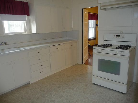 4th image of 426 S Broadway St