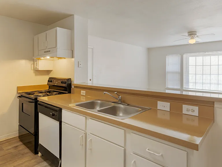 Oak Crest Apartments — Photo 24