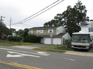 1 Midwood Rd, West Babylon, NY 11704