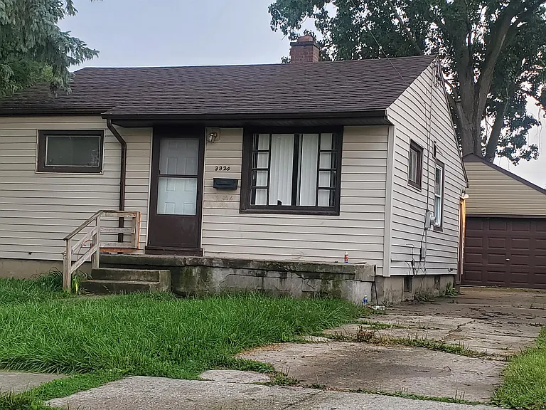 3929 Larchmont St — Photo 2