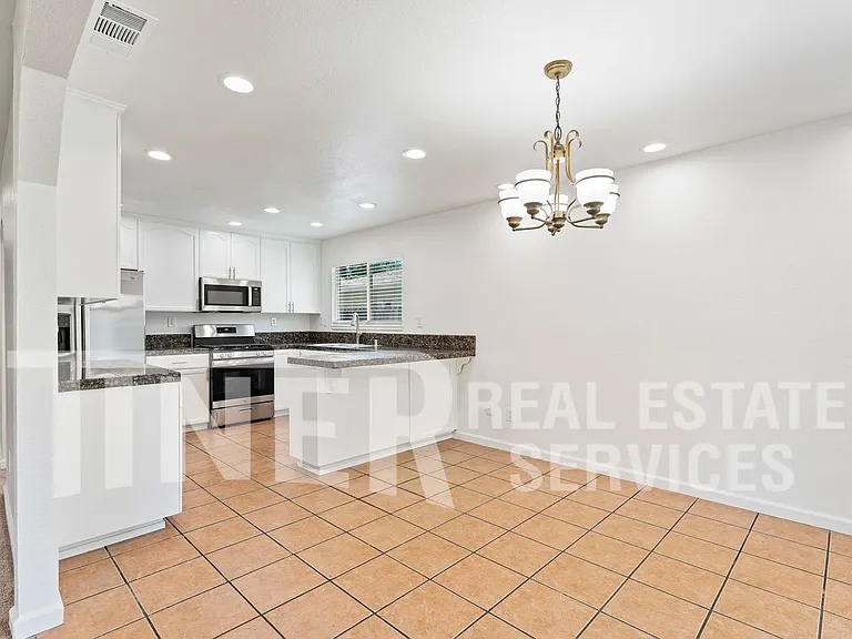 2815 Erin Dr — Photo 9