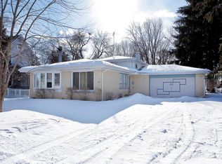 223 W Rockland Rd, Libertyville, IL 60048