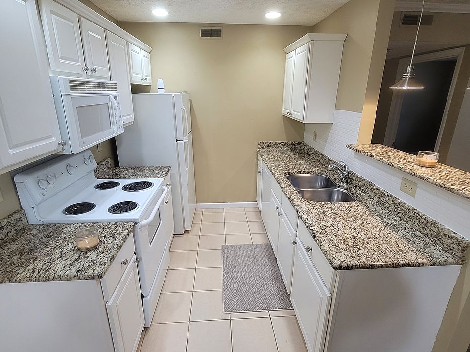 Nicely appointed kitchen
