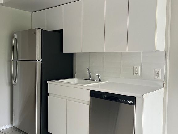 3rd image of 195 Wellington Ct APT 3