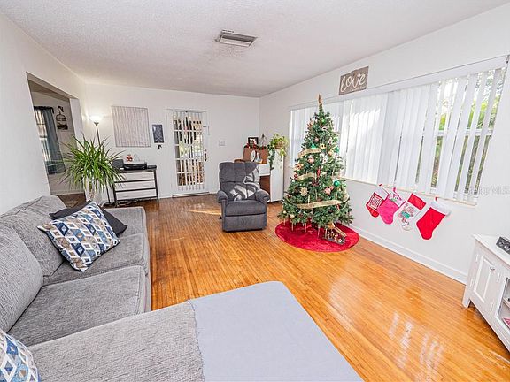 4th image of 215 Palencia Pl