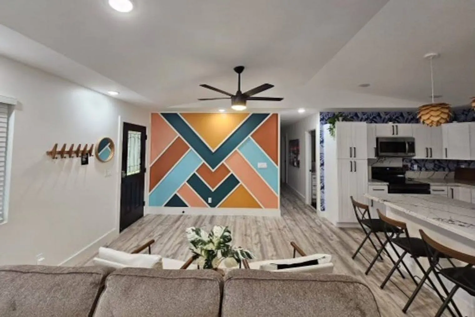 3 bed, 2.0 bath, 1227 sqft, $4,026 — Photo 2