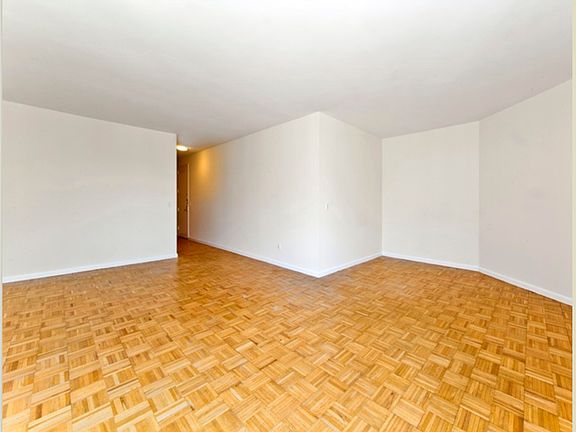 4th image of 201 W 72nd St APT 17F