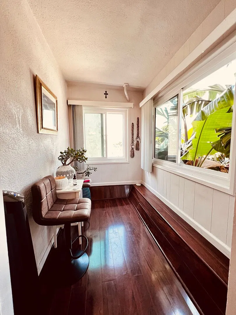 Catch this Property before it goes - Light and Bright — Photo 3