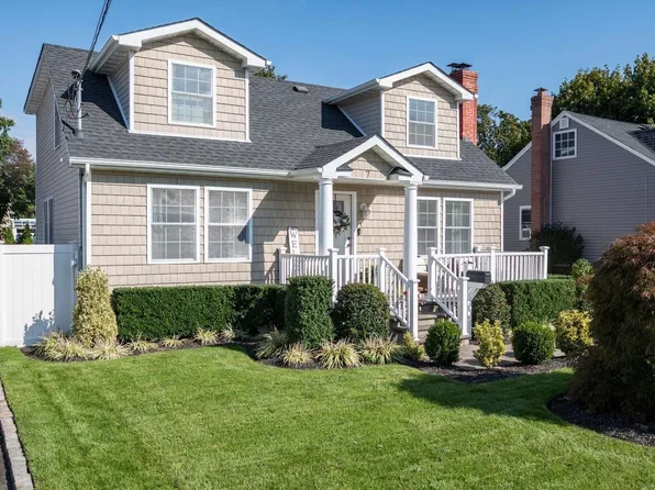 7 Irving Place, Islip Terrace, NY 11752