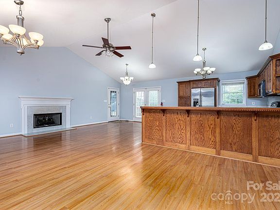 3rd image of 2452 Carriage Ln
