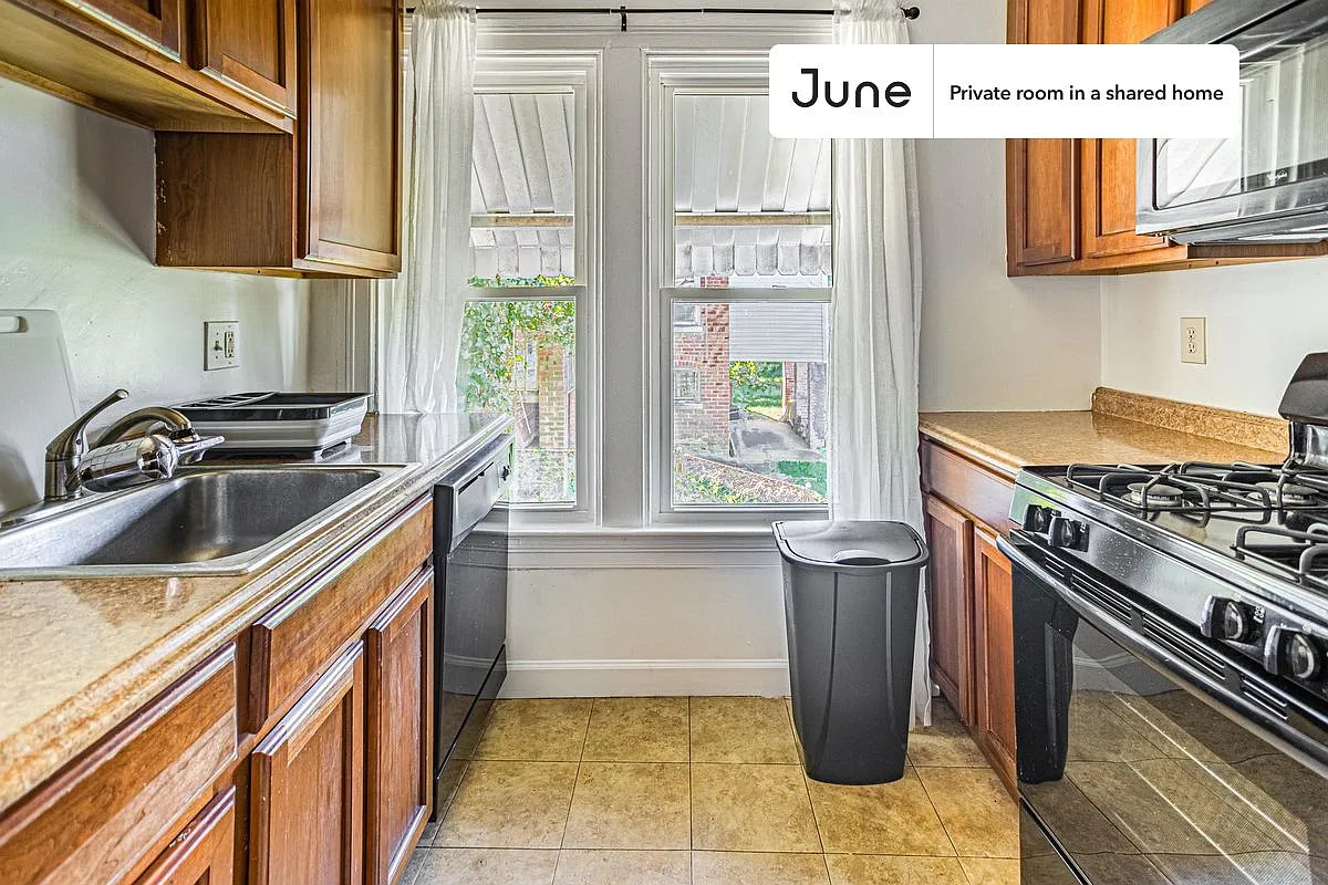 Full bedroom in 6 bed/3 bath home in Brookland #1098 B — Photo 4