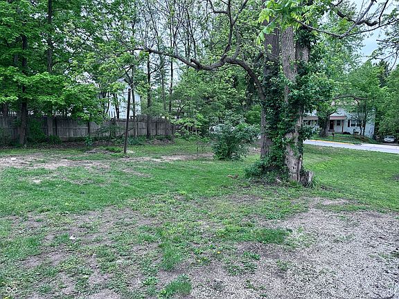 4th image of 735 E Washington St