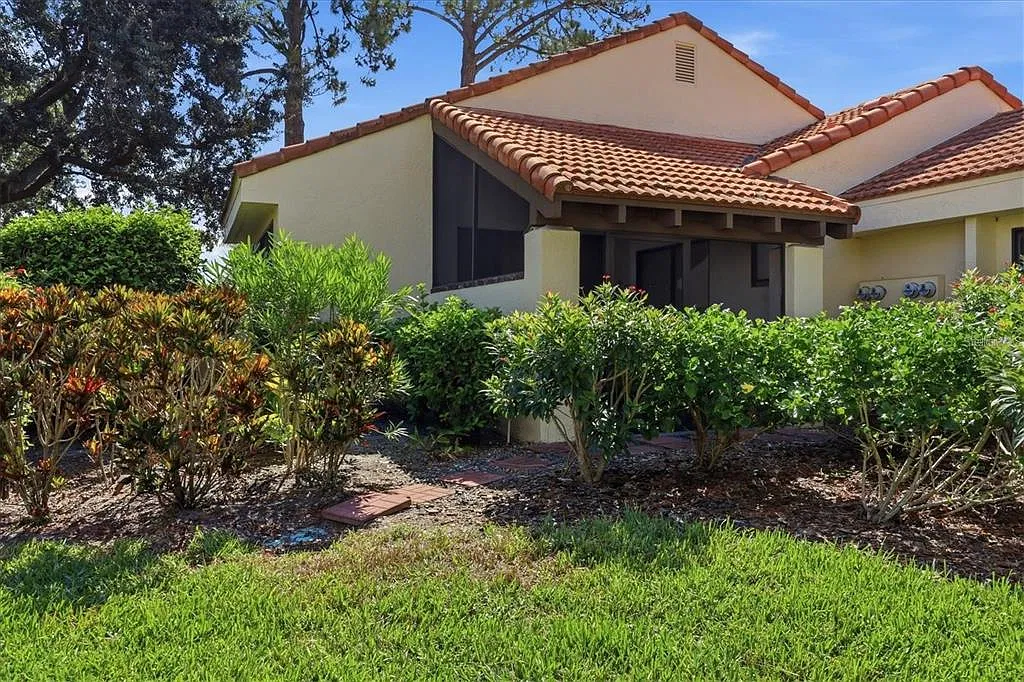 2 bed, 2.0 bath, 1263 sqft, $2,200 — Photo 3