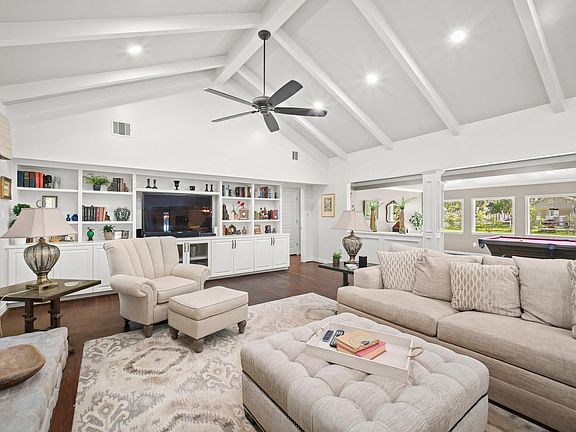 4th image of 822 Surrey Ln