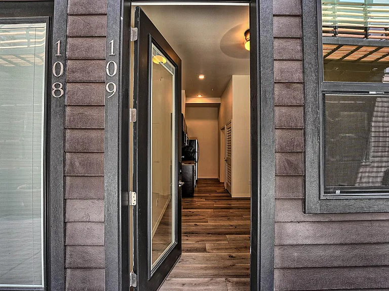 560 1st Ave N #109 — Photo 14