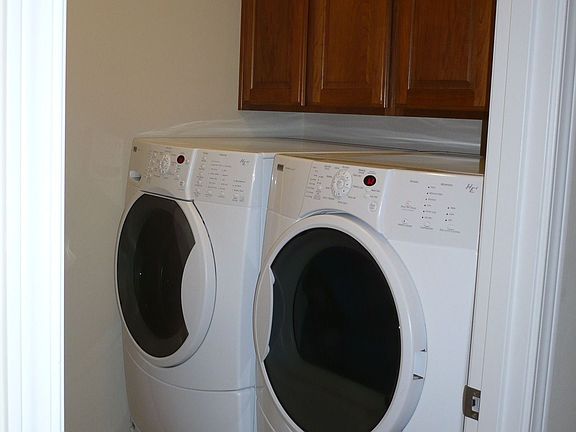 laundry room w/cabinetry