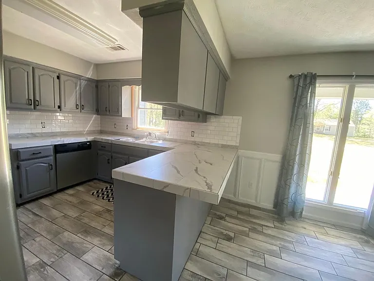 212 Gatlin Ln — Photo 2