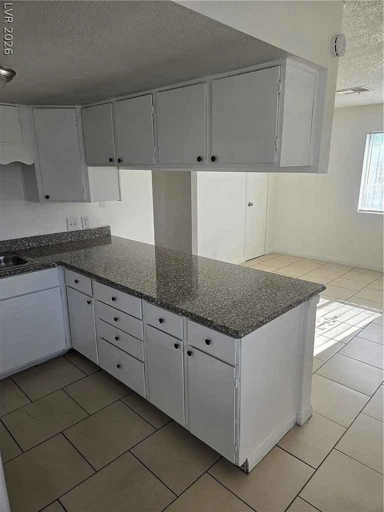 2 bed, 1.0 bath, 3436 sqft, $950 — Photo 2