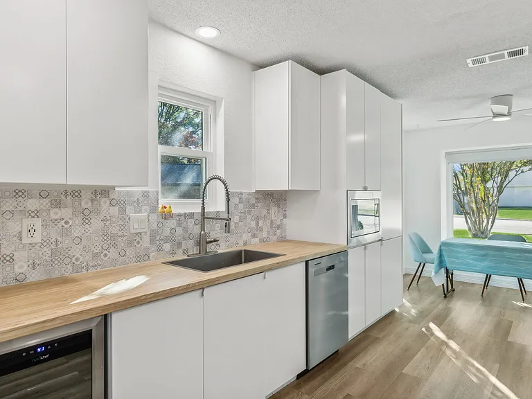 849 N Riverside Dr — Photo 7