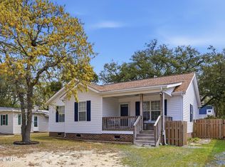 220 NE 55th St, Oak Island, NC 28465