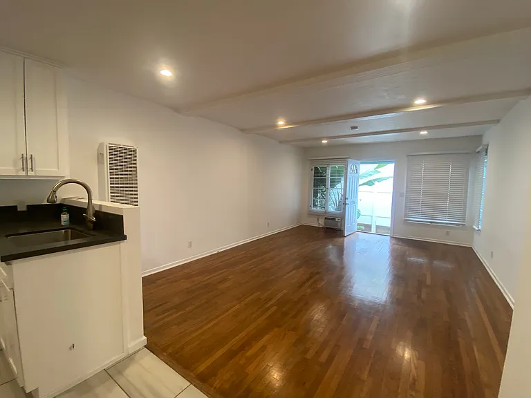 11506 Rochester Ave #11506 — Photo 3