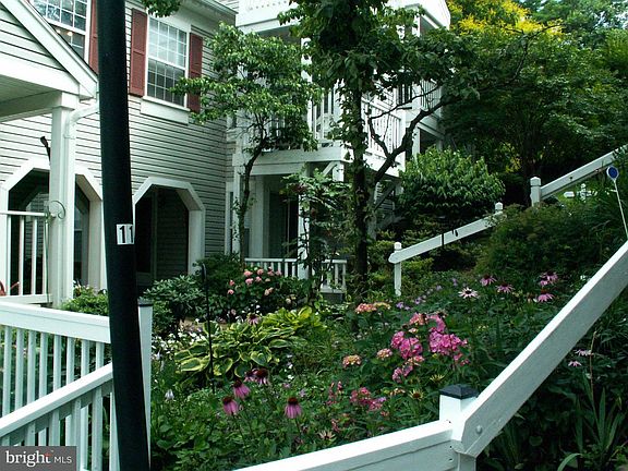 2nd image of 2923F S Woodstock St #6