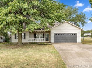 206 S Pine St, Nowata, OK 74048