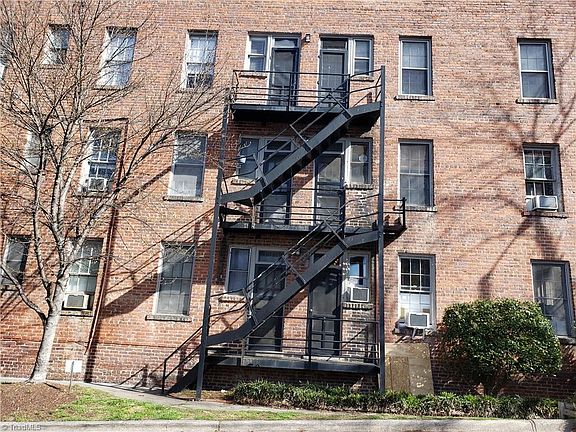 4th image of 828 N Elm St APT D3