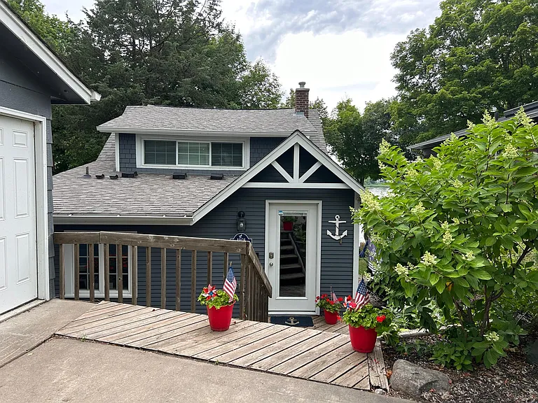 Edgewater Dr — Photo 21