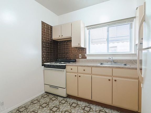 3rd image of 8 Bushwick Ct #2