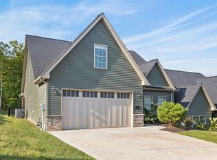 113 Hemingway Ln, Coraopolis, PA 15108
