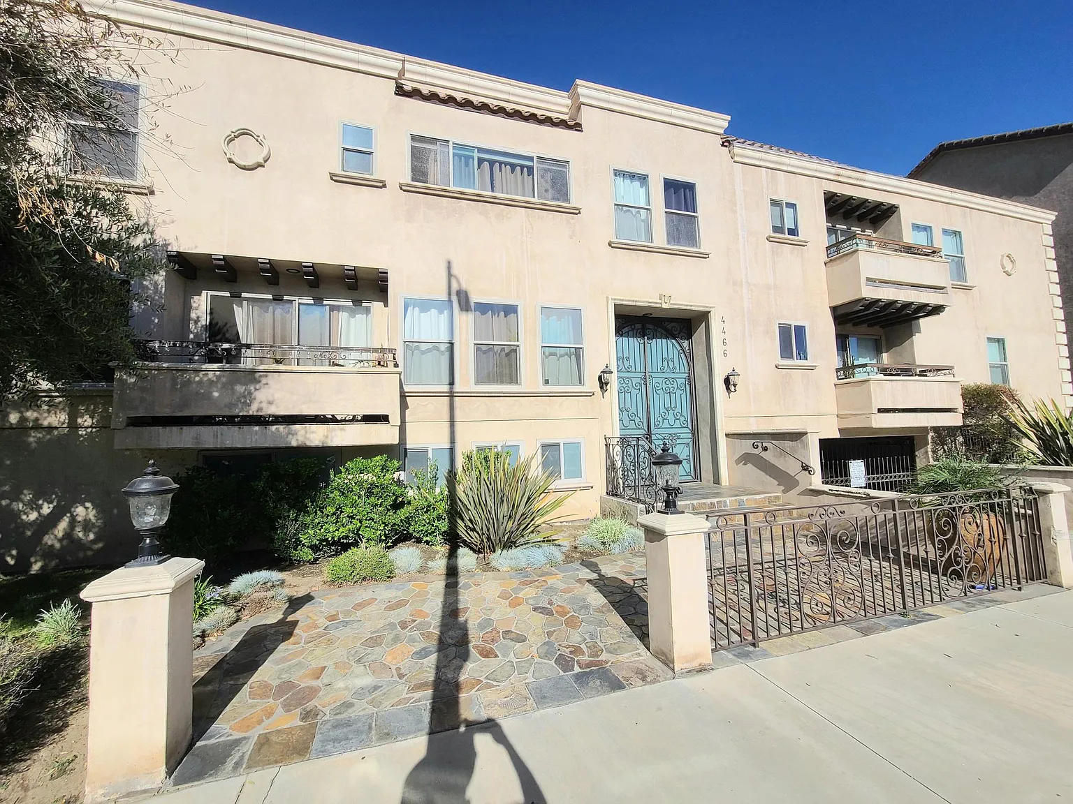 4466 Coldwater Canyon Ave — Photo 2