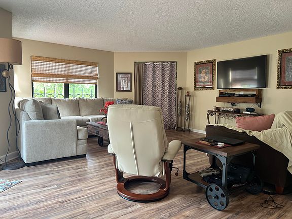 5th image of 13 Uno Lago Dr