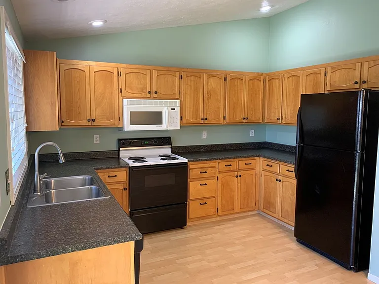 6902 N Prescott Ave — Photo 9