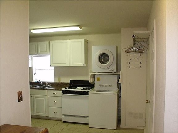 2nd image of 410 Dickson St APT C