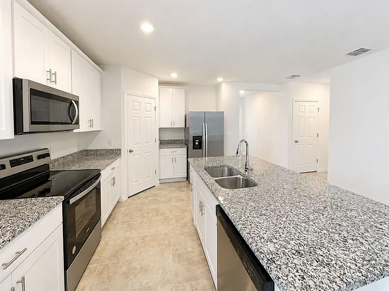 2404 White Tail St — Photo 4