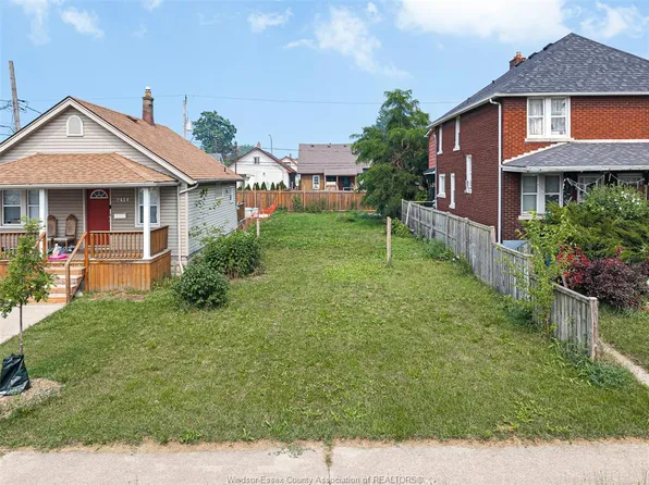 2416 Highland Ave, Windsor, ON N8X 3R7