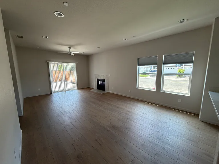 700 N Loma Dr — Photo 3