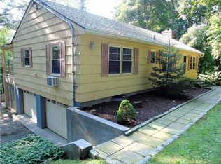 4 Deerfield Ln S, Pleasantville, NY 10570