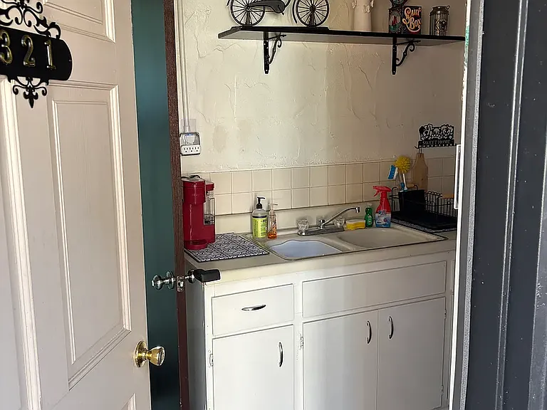 321 Las Palmas Ave #B — Photo 6