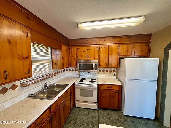 4th image of 119 Davant St