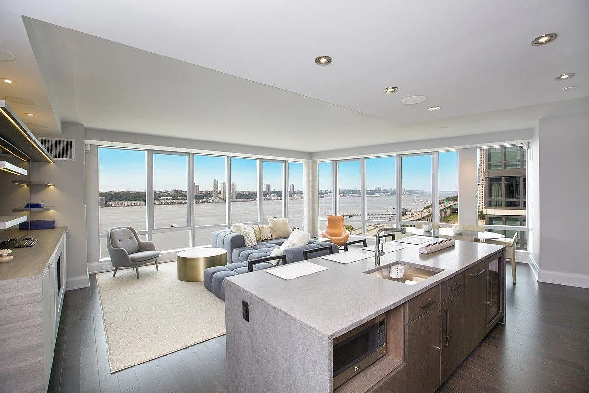 50 Riverside Boulevard — Photo 2